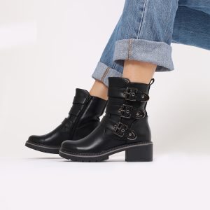 BOTA CASUAL COM FIVELAS DECORATIVAS E FECHO