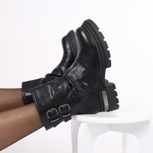 BOTA ESTILO MILITAR COM FIVELAS DECORATIVAS E FECHO