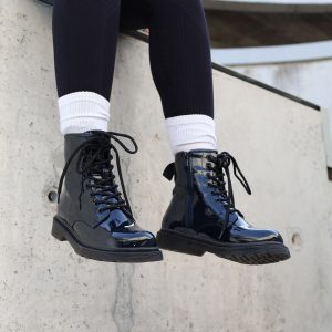 BOTA ESTILO MILITAR COM EFEITO VERNIZ DE CORDÃO E FECHO