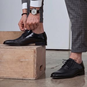 SAPATO CLÁSSICO EM PELE VERNIZ COM CORDÃO