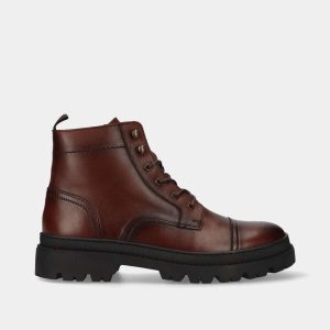 BOTA EM PELE DE CORDÃO E FECHO